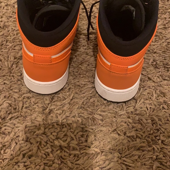 Air Jordan 1 Mid Shattered Blackboard GS - Picture 8 of 8